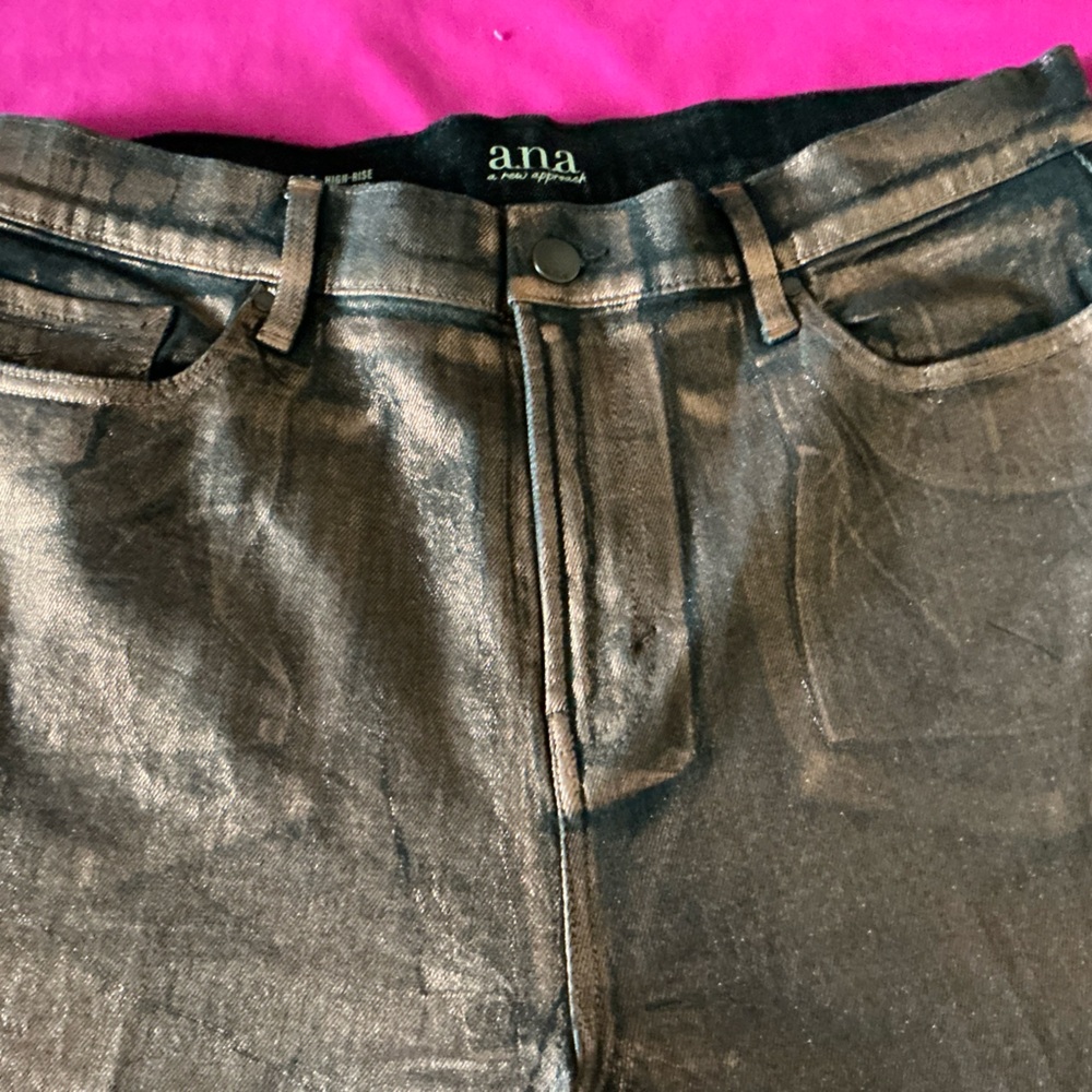NWOT Gold & Black Metallic Jeans
Size 14